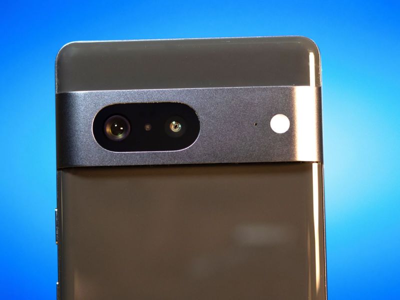 Google Pixel vor einem blauen Hintergrnd