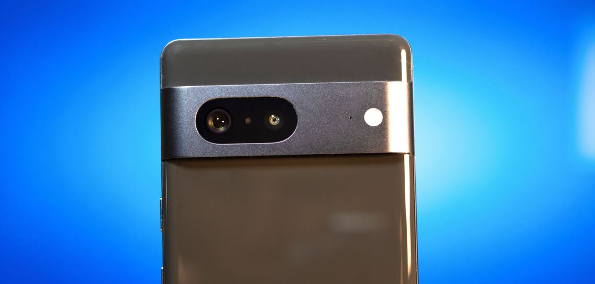 Google Pixel vor einem blauen Hintergrnd