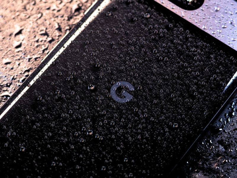 Google Pixel im Regen