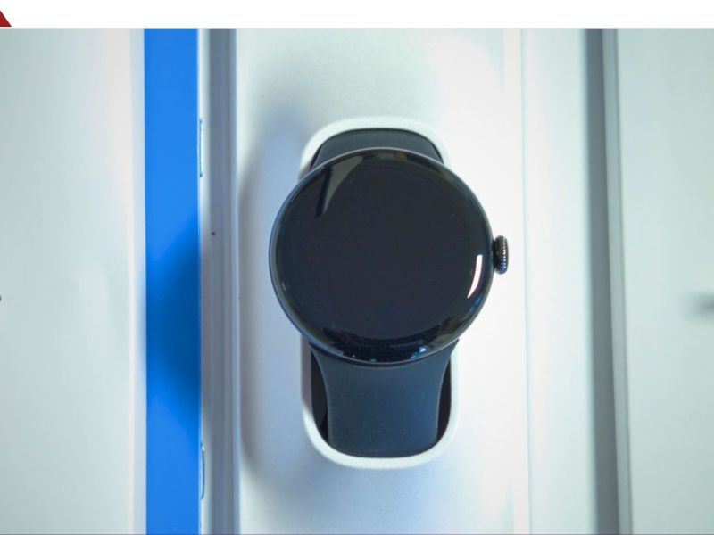Google Pixel Watch in einem Karton