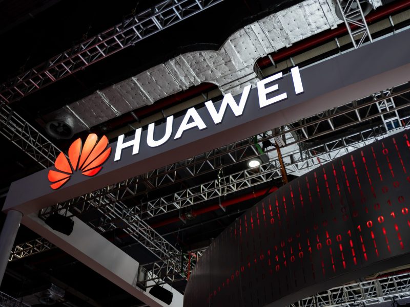 Huawei-Logo an einem Gebäude.