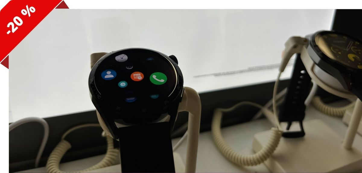 Huawei Watch GT 4 wird in einer Auslage prÃ¤sentiert.