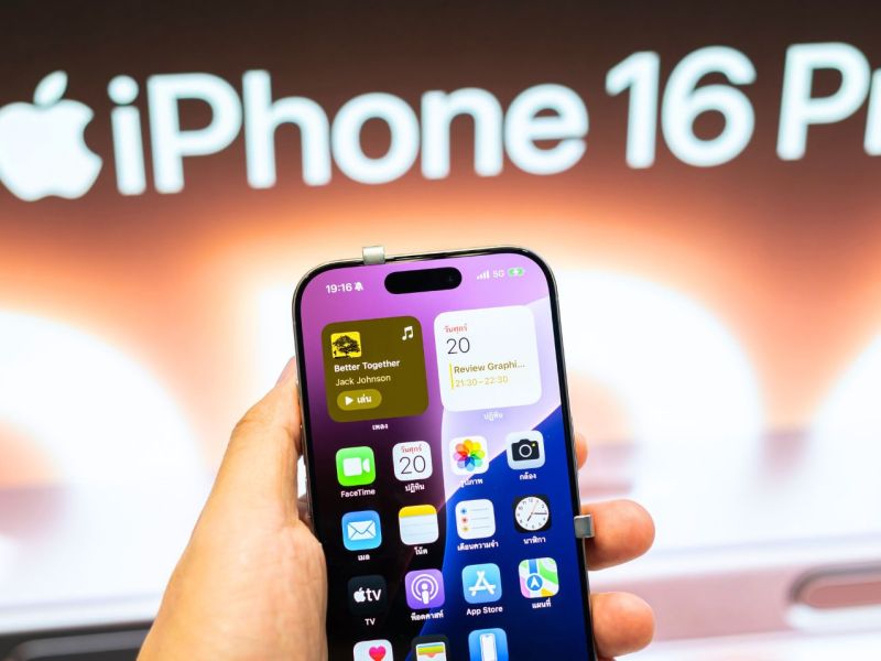 Person hält ein iPhone 16 Pro in der Hand