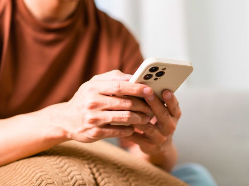 Person mit einem iPhone
