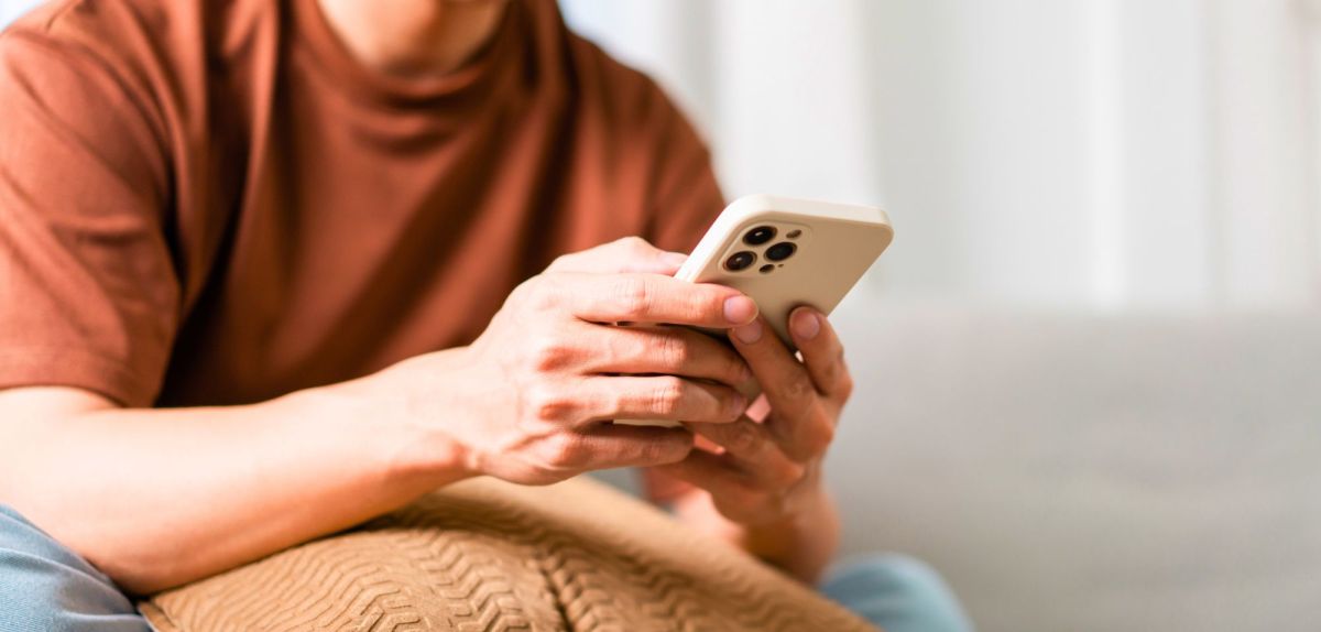 Person mit einem iPhone