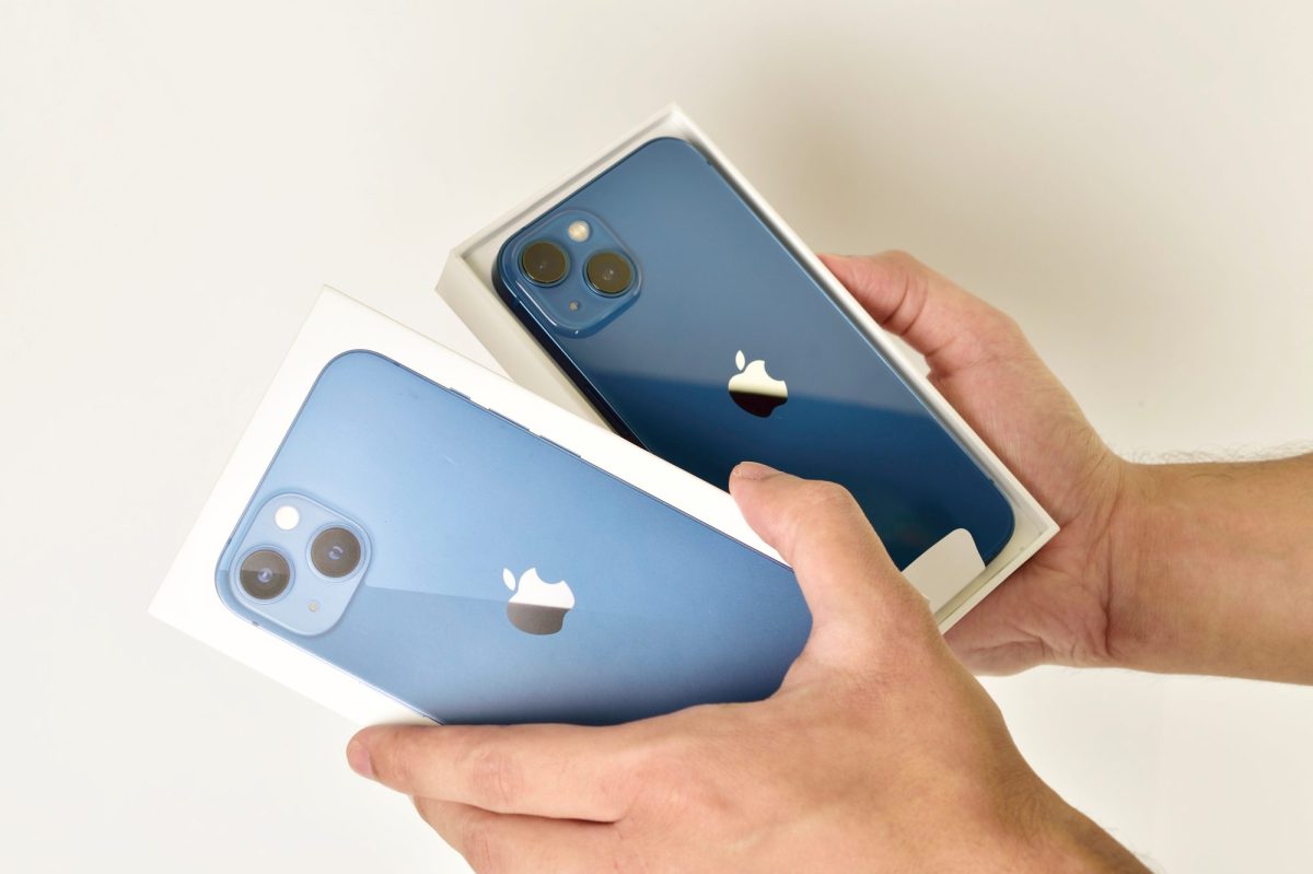 Eine Person hÃ¤lt ein iPhone in einer Verpackung in der Hand.