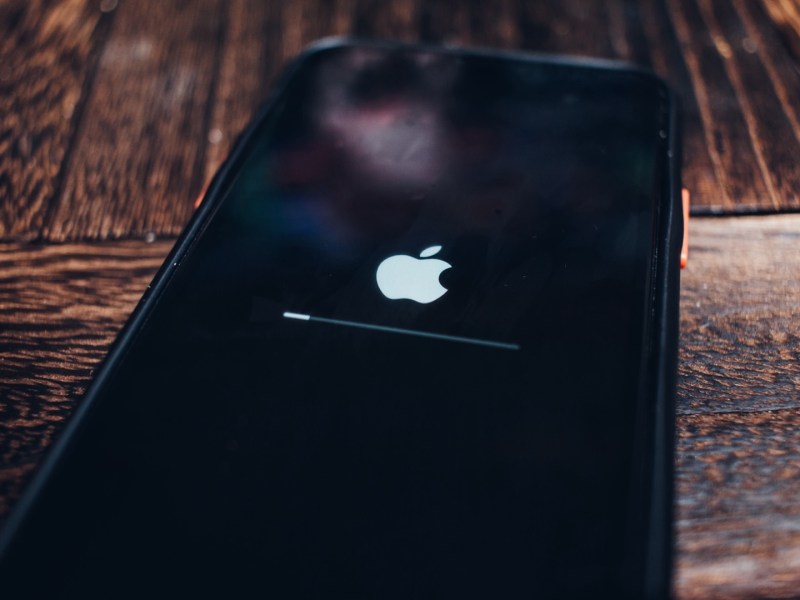 iPhone von Apple während eines Ladevorgangs