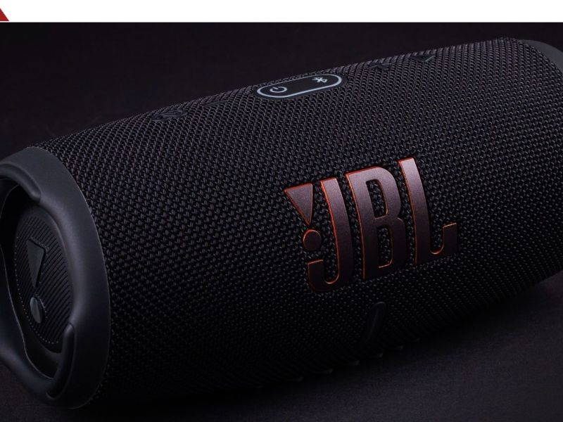 JBL Charge 5 auf schwarzem Hintergrund.
