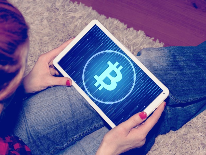 Bitcoin-Symbol auf einem Tablet