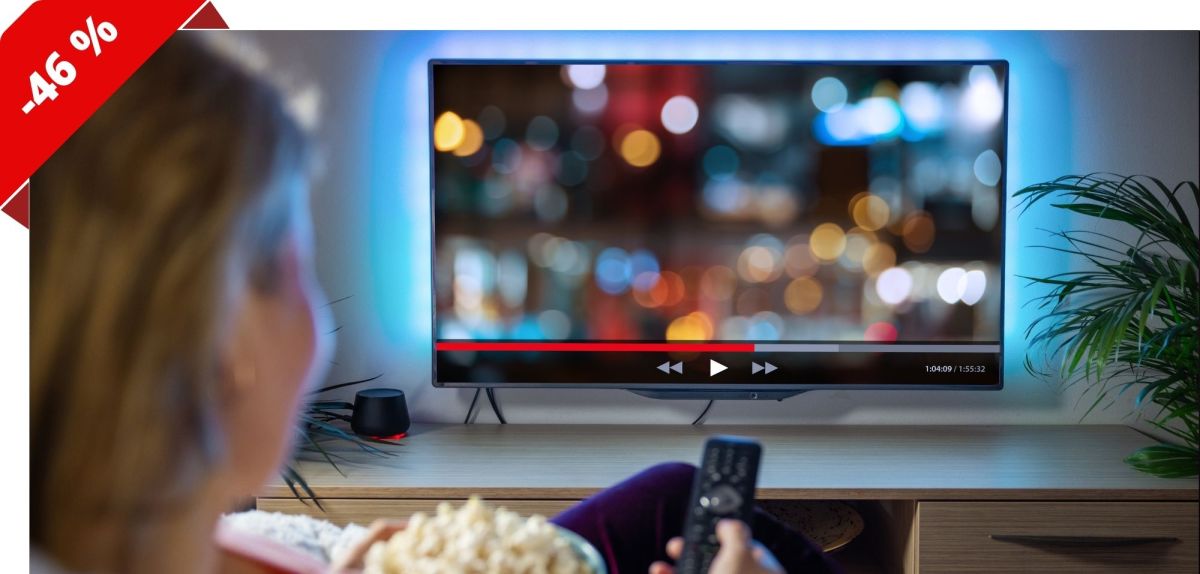 Person sitzt vor dem Fernseher mit einer SchÃ¼ssel voll mit Popcorn. (Symbolbild)