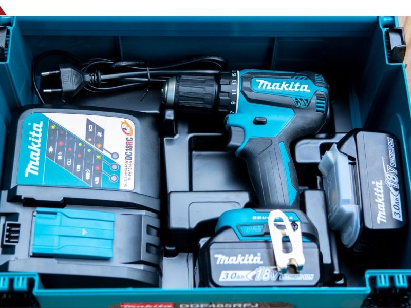 Makita-Akkuschrauber in einem Set-Koffer