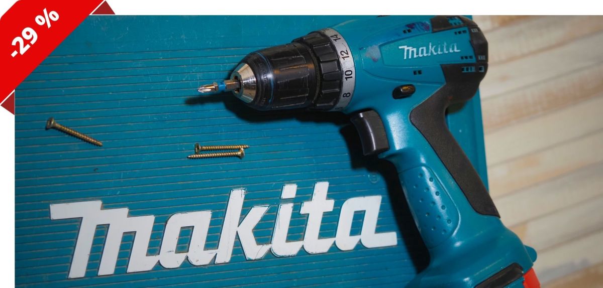 Makita-Akkuschrauber liegt auf einem Werkzeugkoffer mit dem Makita-Logo