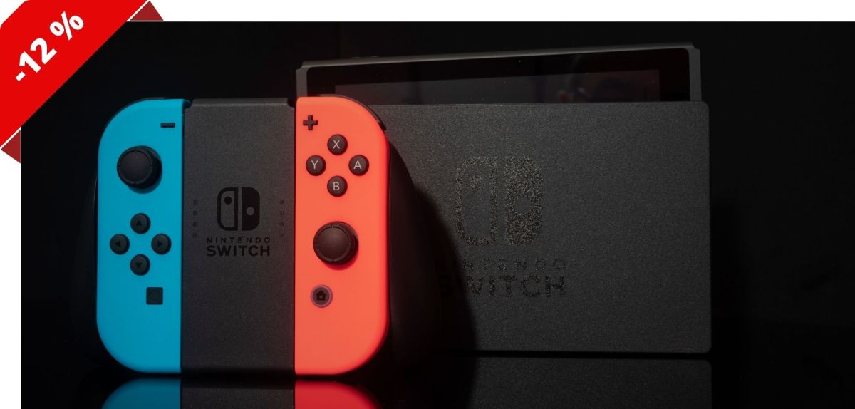 Nintendo Switch OLED mit Halterung und Joy-Cons