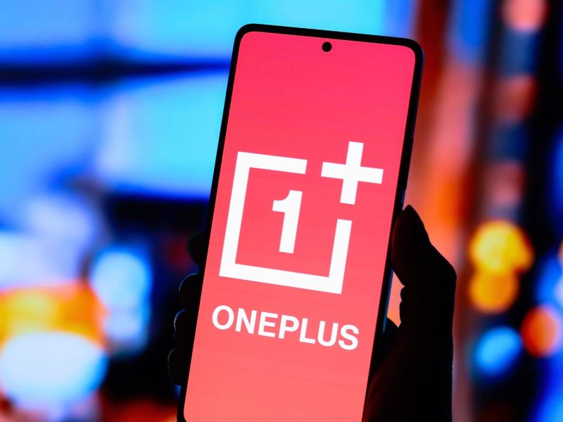 Person mit einem OnePlus-Handy