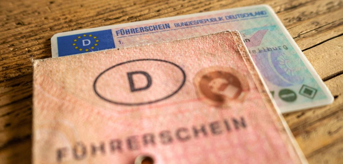 Papierführerschein liegt auf einer aktuellen Version