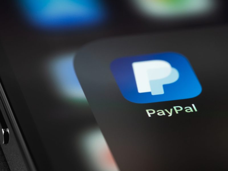 Das Logo der PayPal-App auf einem Smartphone.