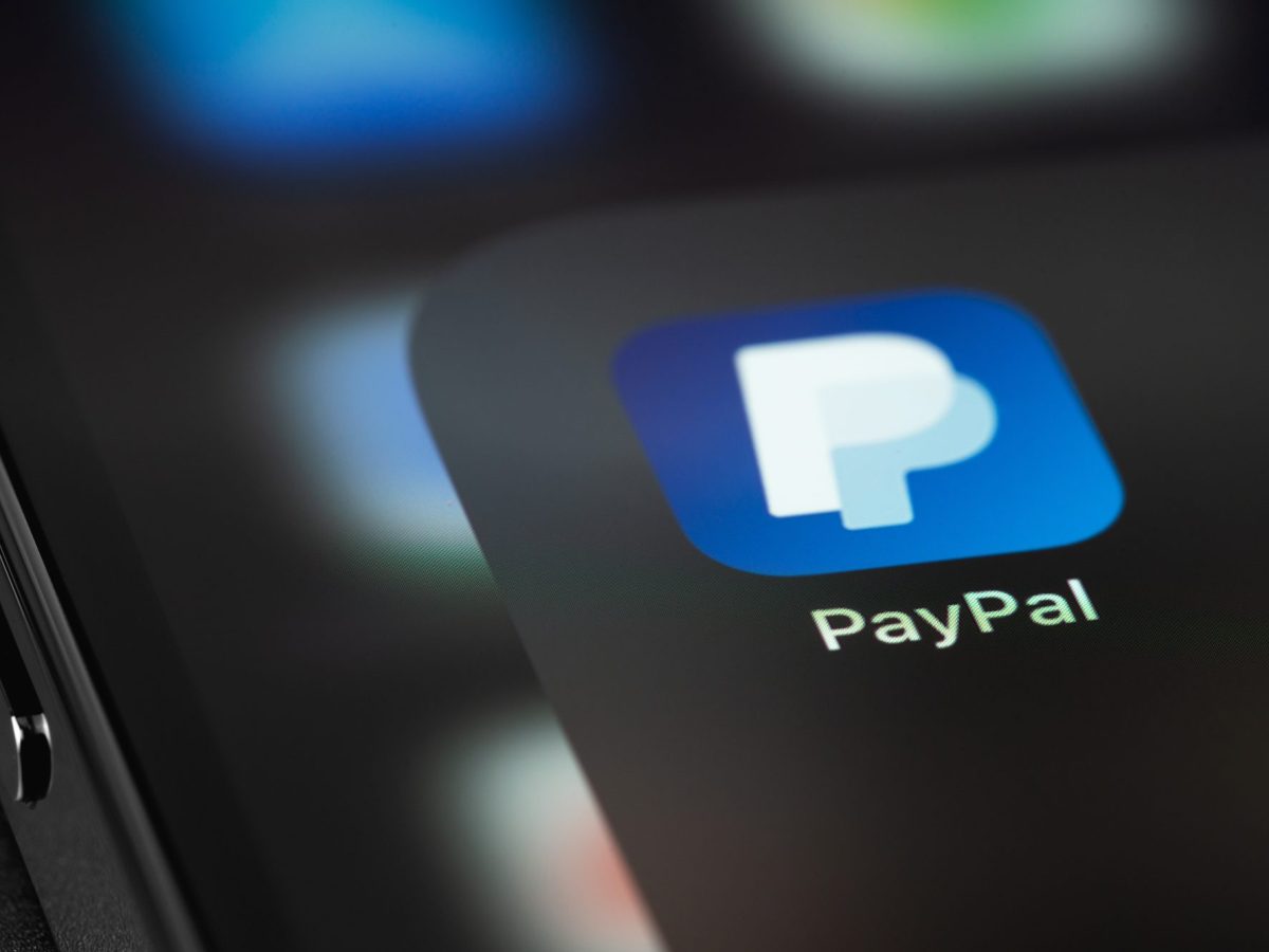 Das Logo der PayPal-App auf einem Smartphone.