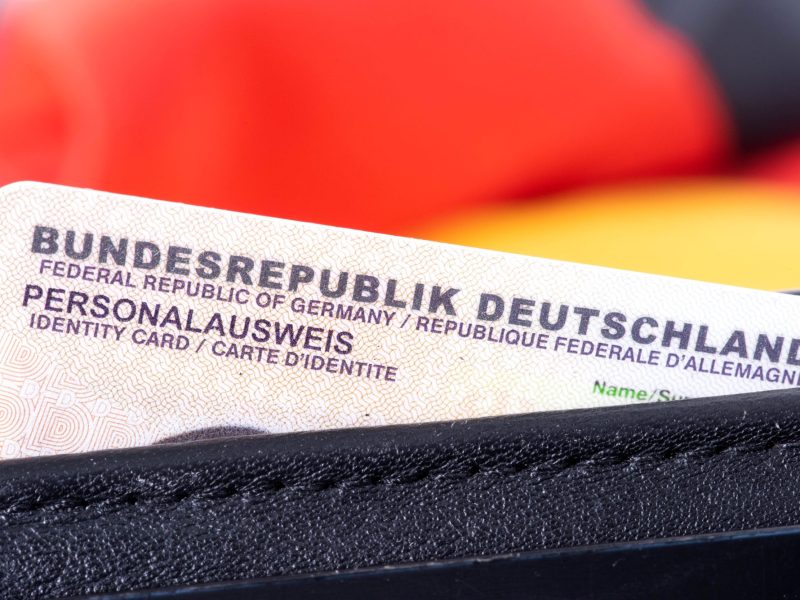 Oberer Rand eines Personalausweises der Bundesrepublik Deutschland.