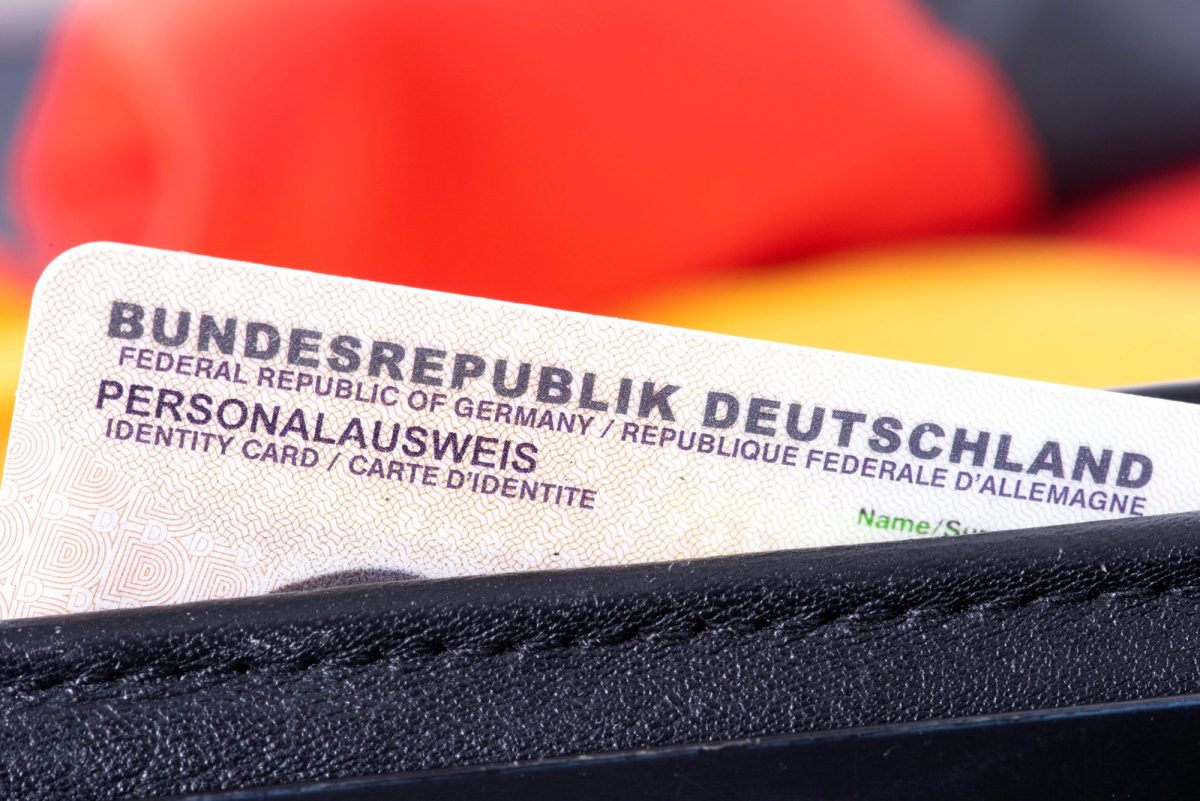 Oberer Rand eines Personalausweises der Bundesrepublik Deutschland.