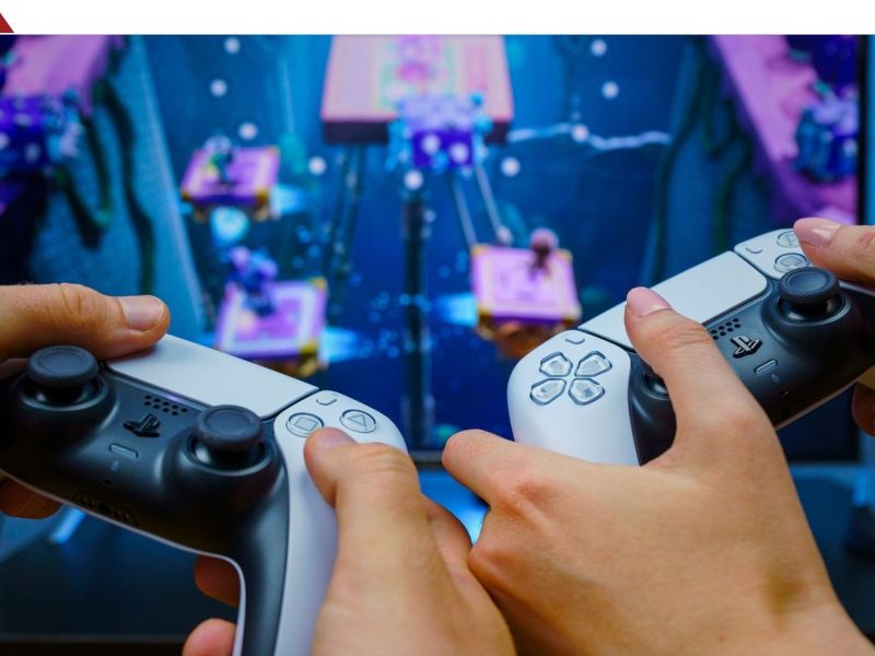 Zwei Personen spielen an einer PS5