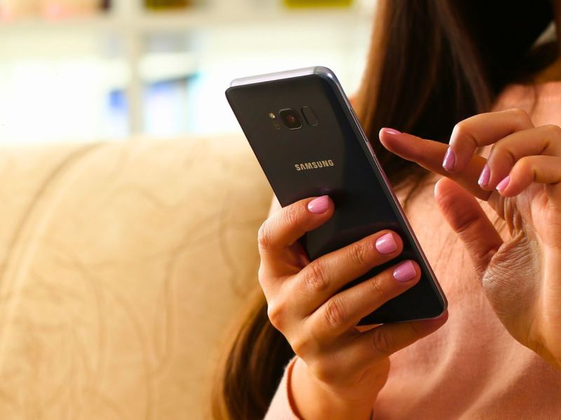 Frau mit einem Samsung-Smartphone