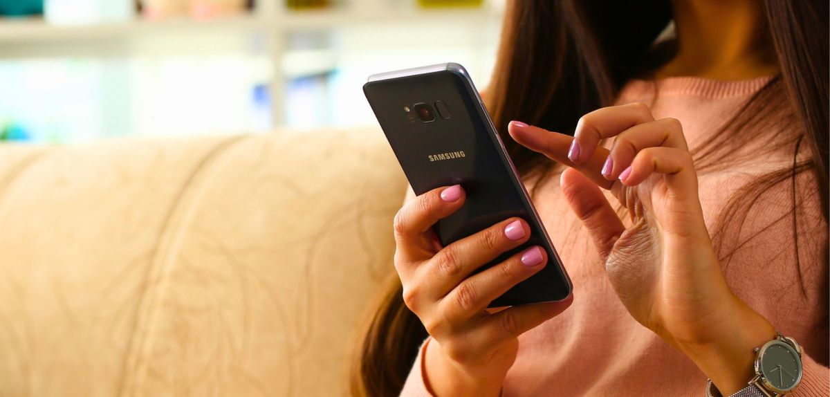Frau mit einem Samsung-Smartphone
