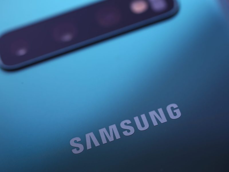 Samsung-Logo auf der Rückseite eines Smartphones.