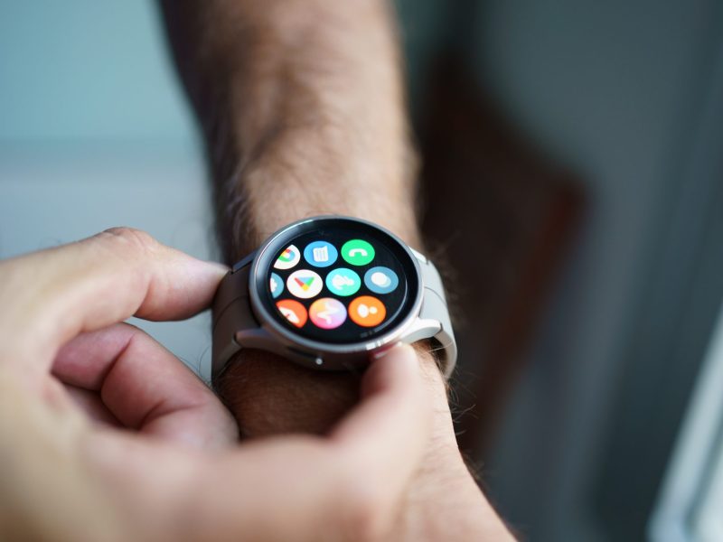 Person trägt eine Samsung Galaxy Watch am Handgelenk.
