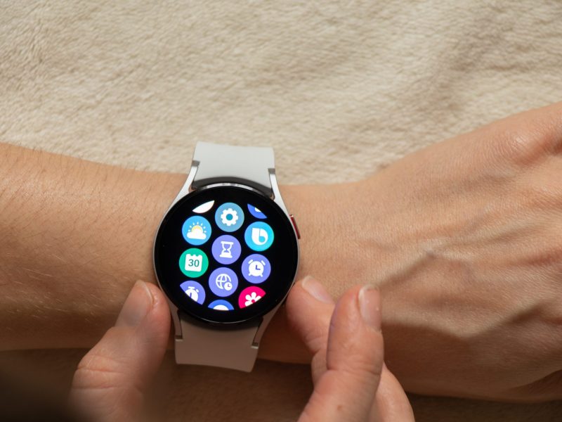 Samsung Galaxy Watch am Handgelenk einer Person.
