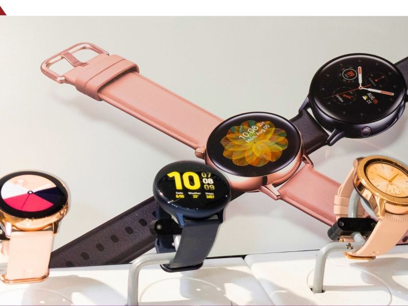 Verschiedene Samsung Galaxy Watch-Modelle in einer Auslage.