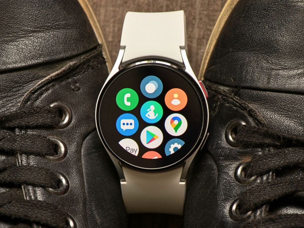 Samsung Galaxy Watch zwischen Schuhen