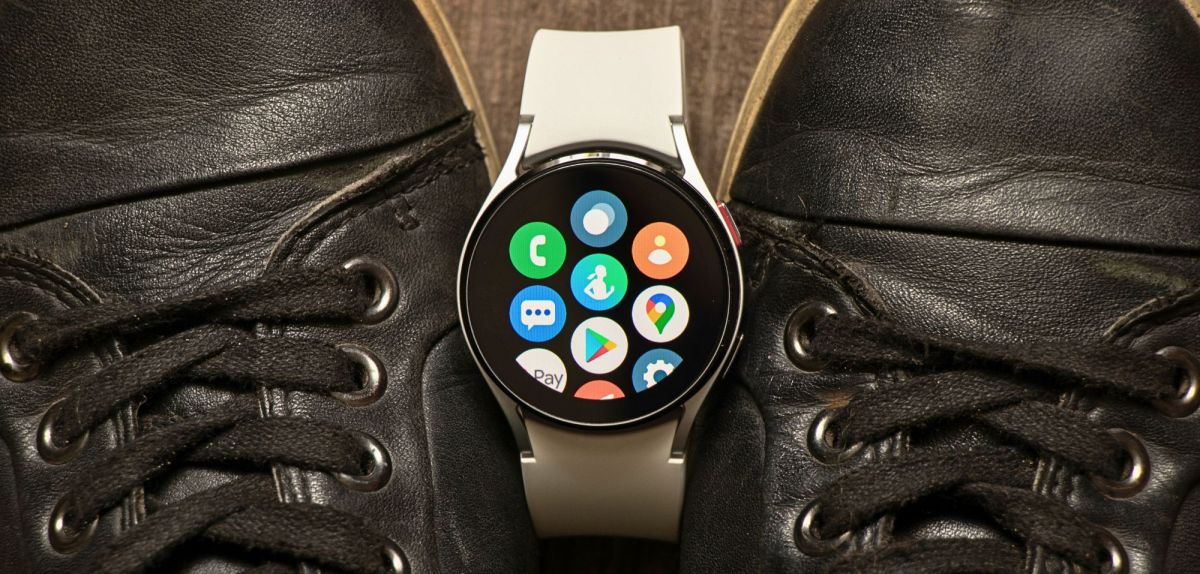 Samsung Galaxy Watch zwischen Schuhen