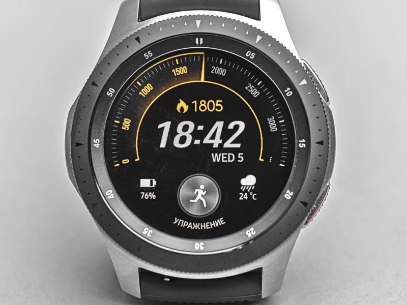 Samsung Galaxy Watch vor weißem Hintergrund