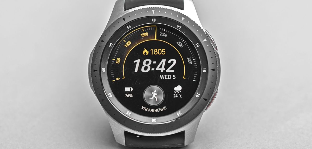 Samsung Galaxy Watch vor weißem Hintergrund
