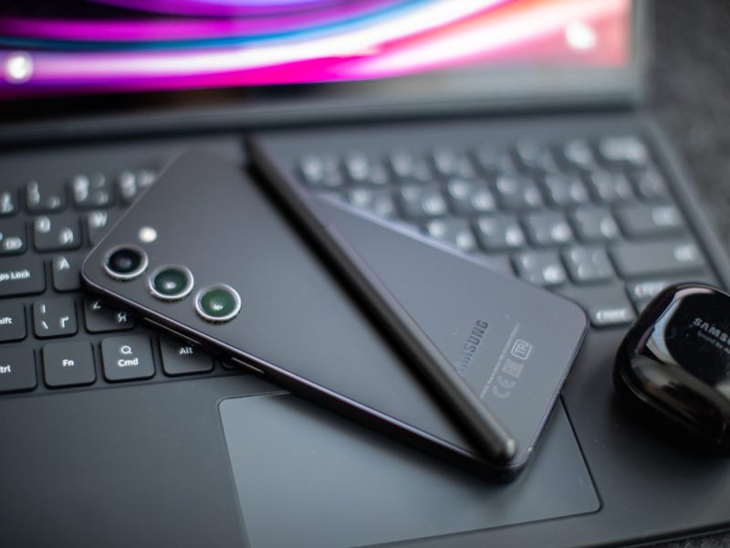 Samsung-Handy liegt auf der Tastatur eines Laptops