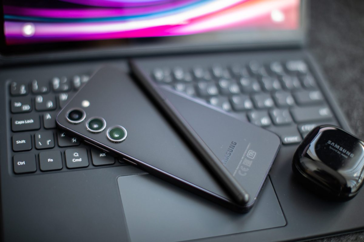 Samsung-Handy liegt auf der Tastatur eines Laptops
