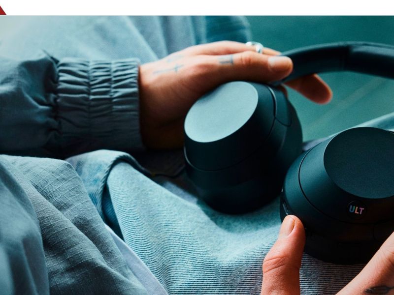 Person hält einen Sony ULT WEAR