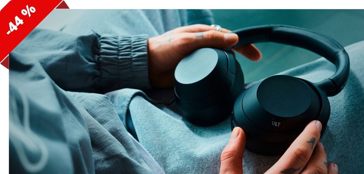 Person hält einen Sony ULT WEAR
