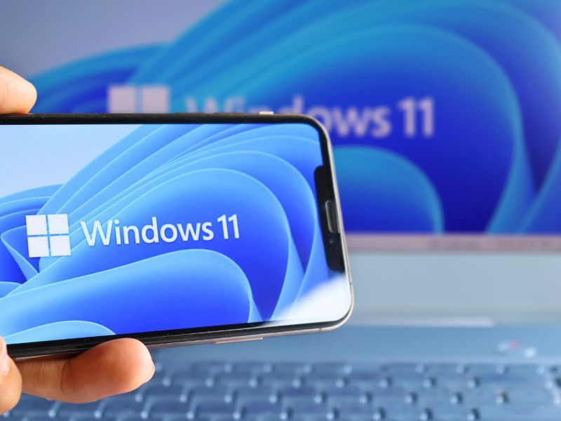 Window 11-Logo auf Smartphone und Laptop