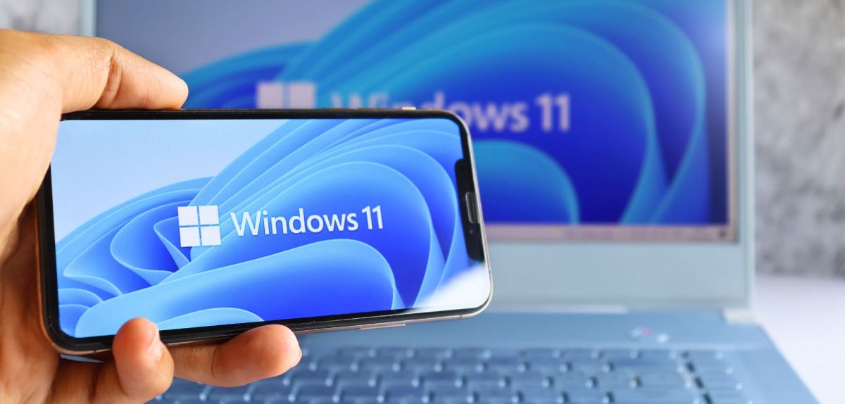 Window 11-Logo auf Smartphone und Laptop
