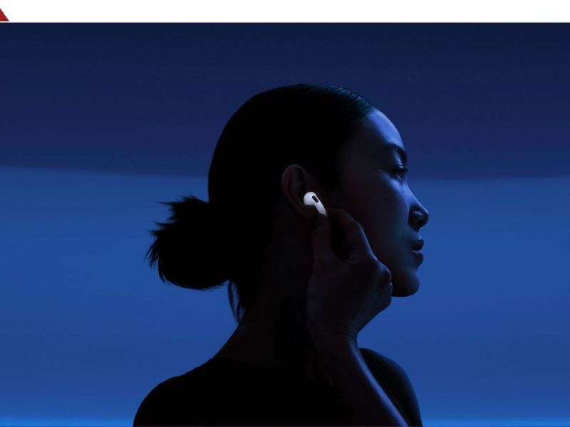Frau mit Apple AirPods 4 im Ohr