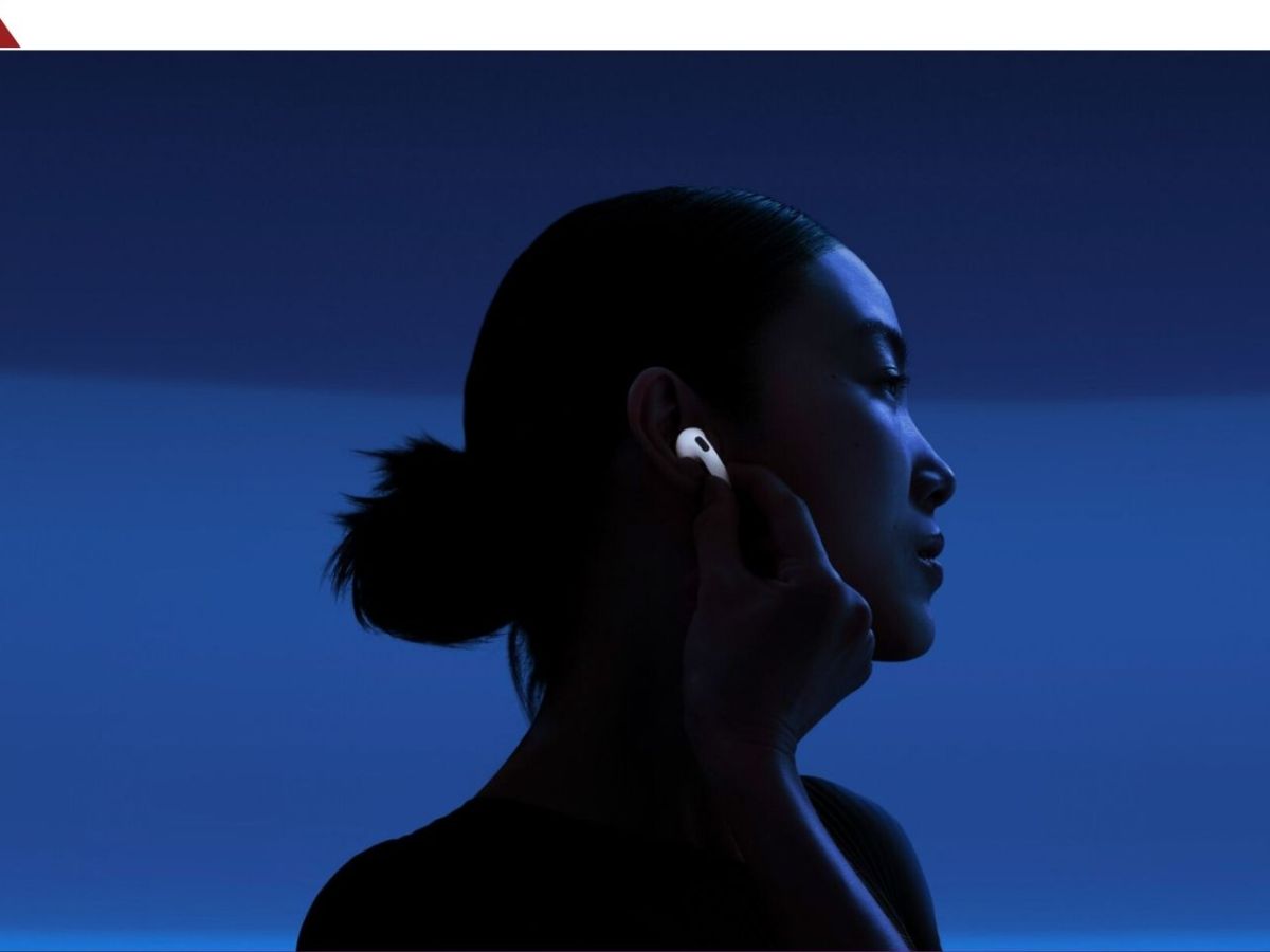Frau mit Apple AirPods 4 im Ohr