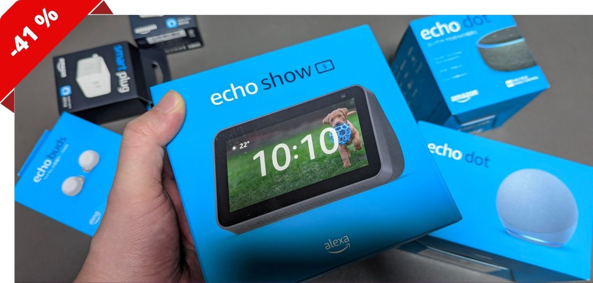 Eine Person hält die Verpackung eines Amzon Echo Show 5 in der Hand.