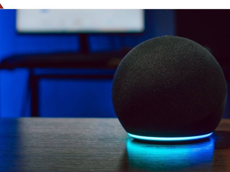 Amazon Echo auf einem Tisch.
