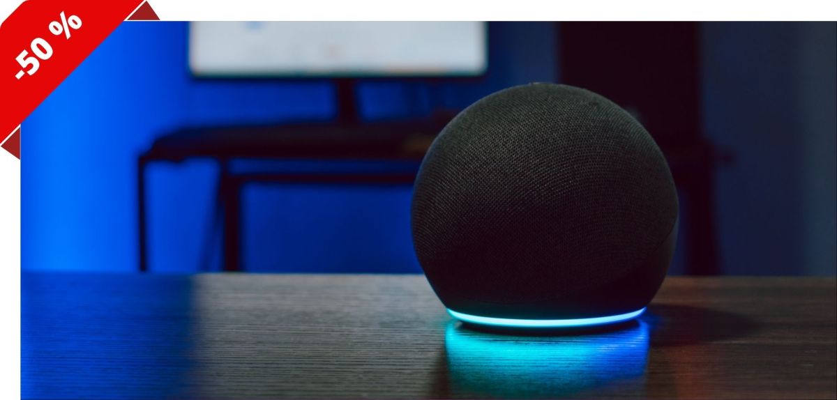 Amazon Echo auf einem Tisch.
