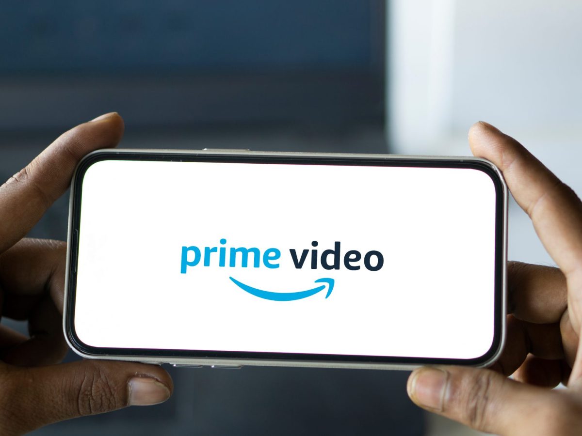 Amazon Prime Video wird auf einem Handy-Display angezeigt,