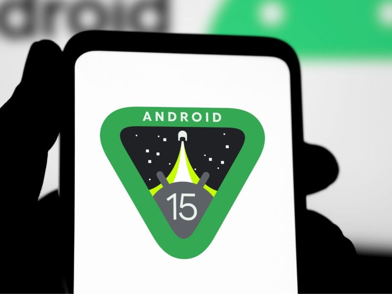 Android 15-Logo auf einem Smartphone