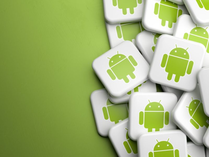 Android-Logos auf grünem Hintergrund.