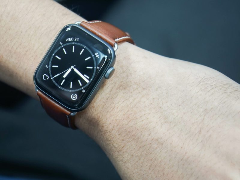 Person mit Apple Watch am Handgelenk.