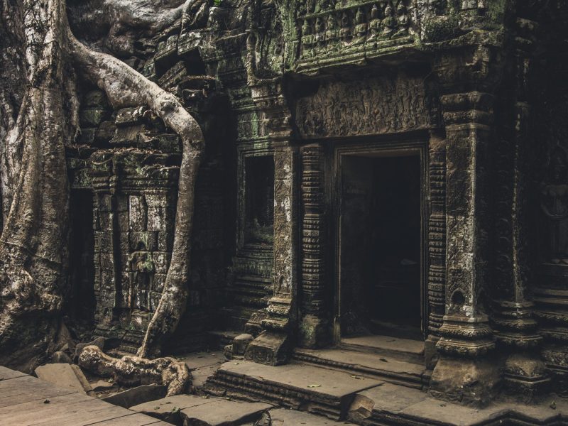 KI-generiertes eines Eingangs zu einem antiken Tempel
